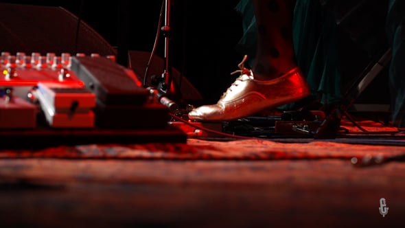 Valerie June - "Slip Slide On By" - eTown